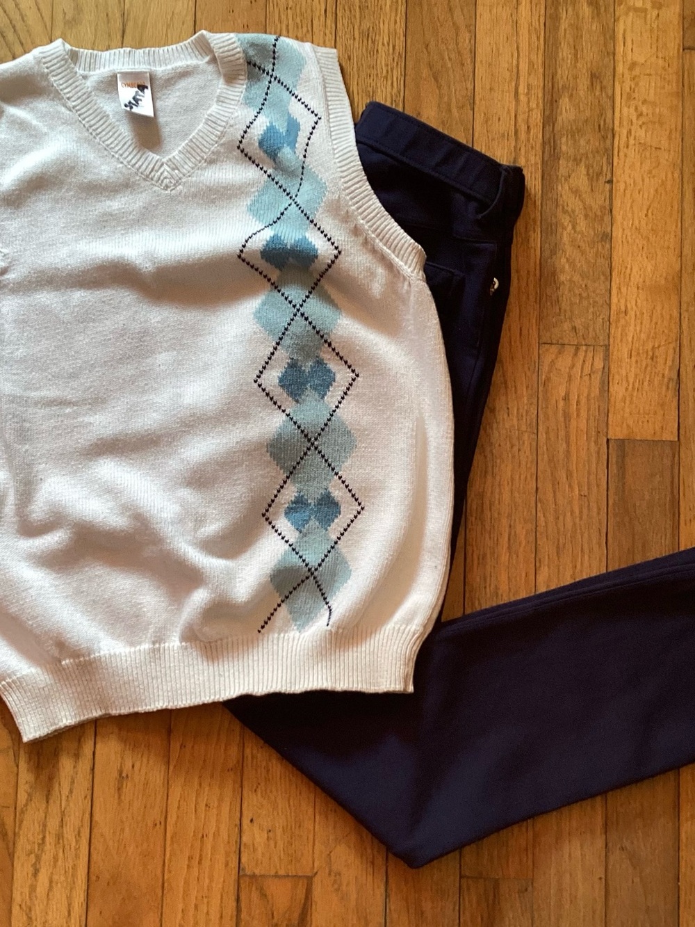 35A Gymboree White V-Neck Argyle Sweater Vest with Blue Diamond Accents